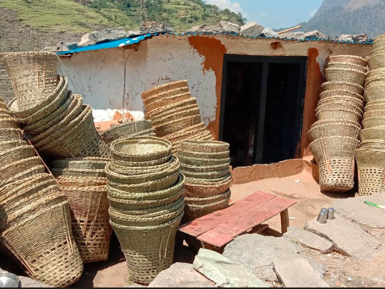 देखिनै छोडे डोको, डालो, थुन्से र भकारी